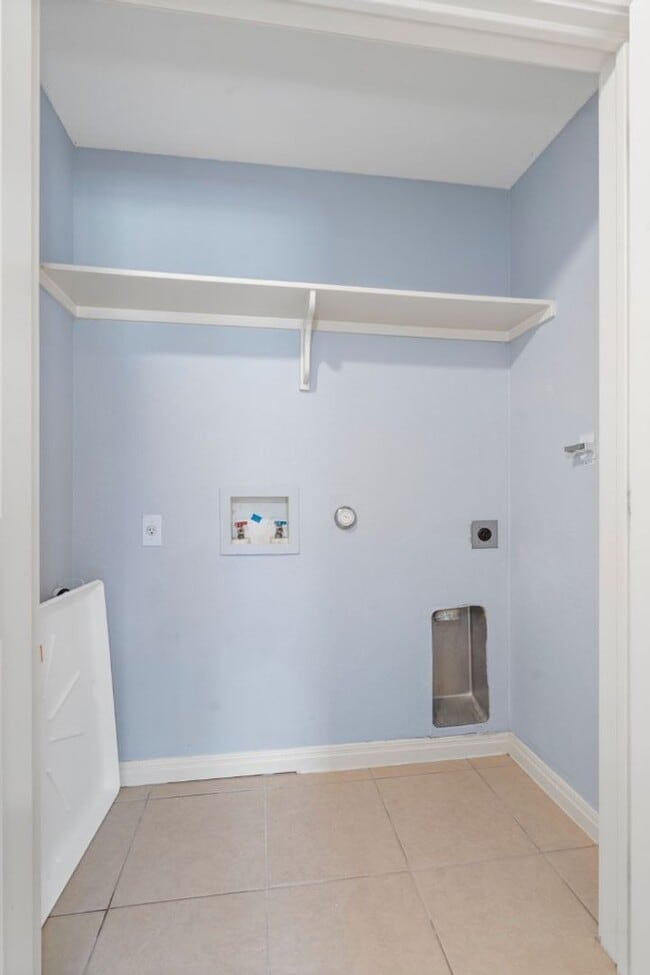 Building Photo - 6810 Deatonhill Dr
