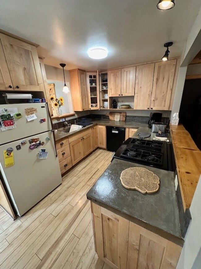 Building Photo - Cute 3Bd home available for a 3-6 month se...