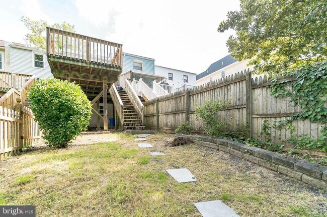 Building Photo - Spacious 3-Bedroom Home with Deck and Bonu...