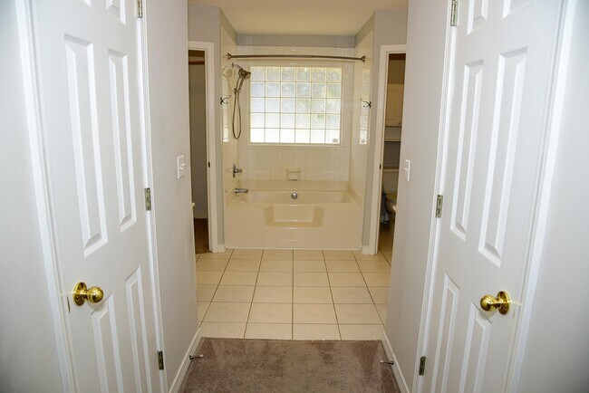 Building Photo - 1402 Ernest Hemingway Dr