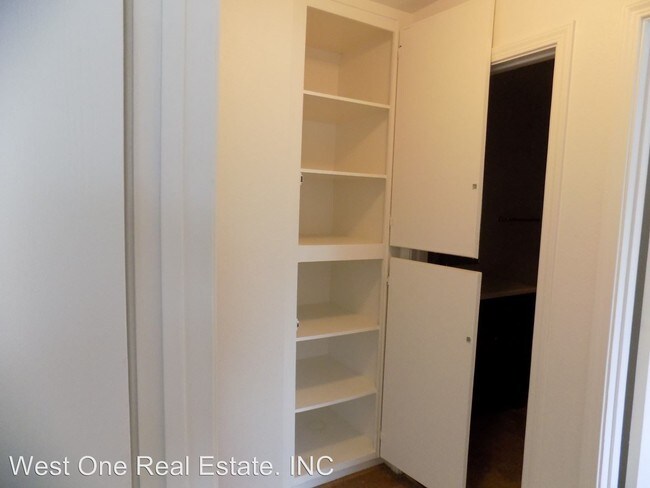 Building Photo - 111 N Walnut Ave