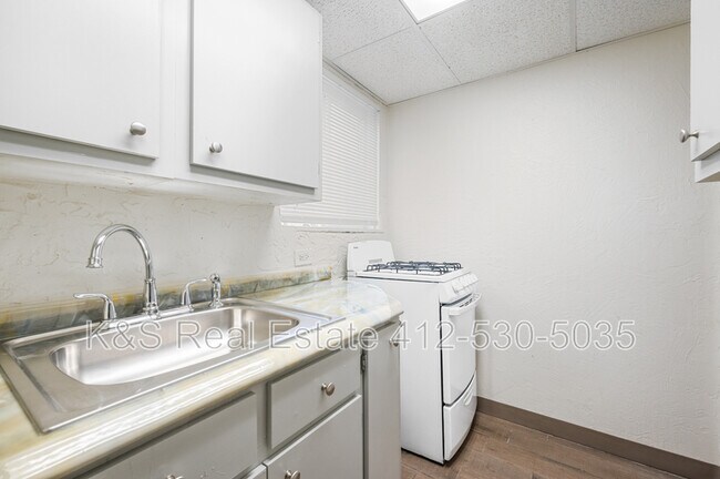 Building Photo - 2410 Collins St