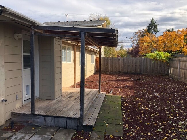 Building Photo - Updated 3 bedroom, 2 bathroom duplex in Sp...