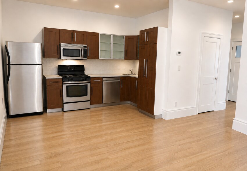 Building Photo - 208 Summer St