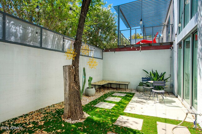 Building Photo - 3261 E Camelback Rd