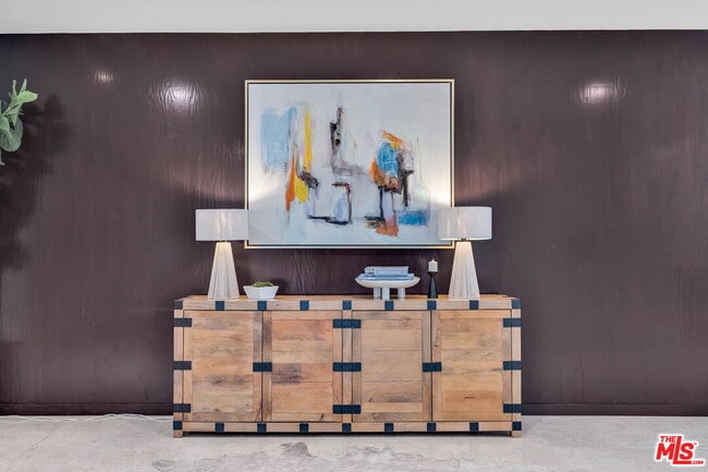 Building Photo - 802 N Crescent Dr