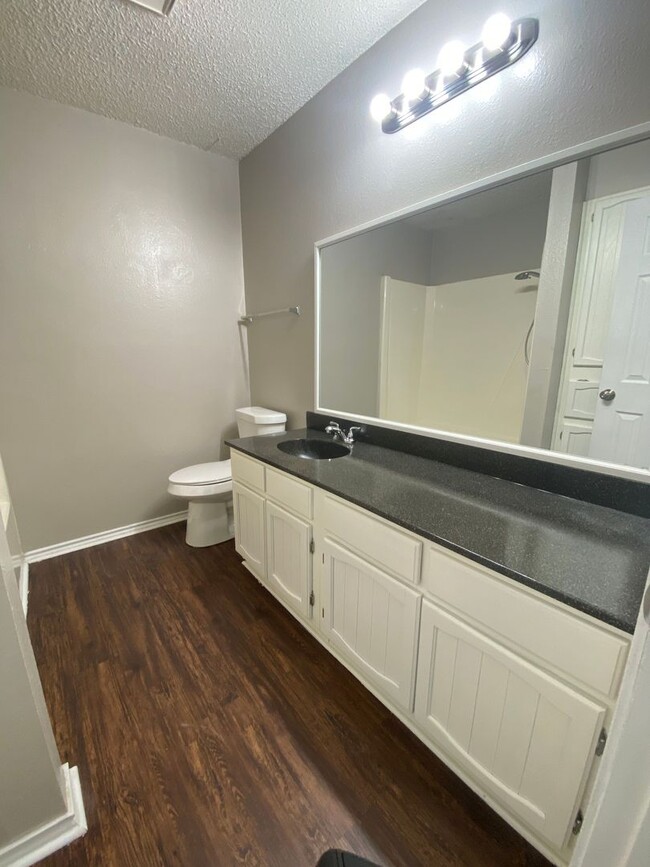 Building Photo - 2 Bedroom 1.5 Bathroom Townhouse