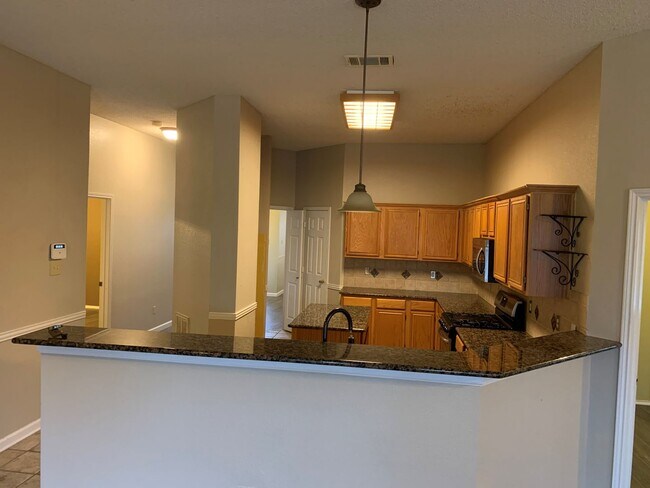 Building Photo - Beautiful 4 bedroom 2 bath home