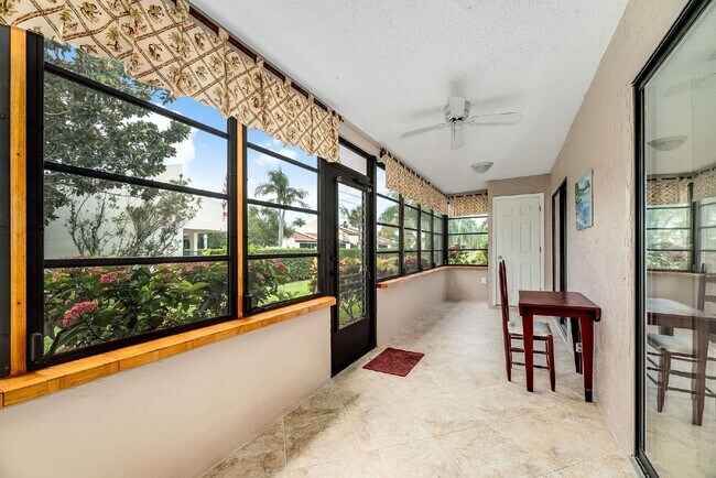 Building Photo - Fully furnished Beachside townhome