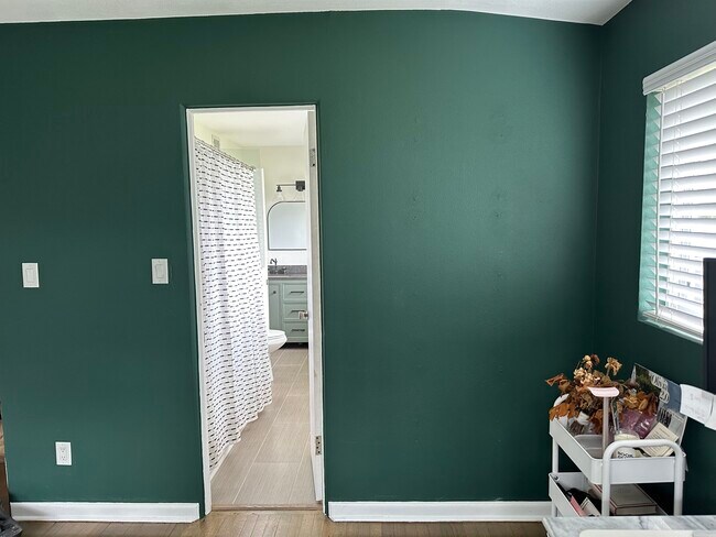 Guest bedroom 1 with bathroom access - 511 Lake Shore Dr