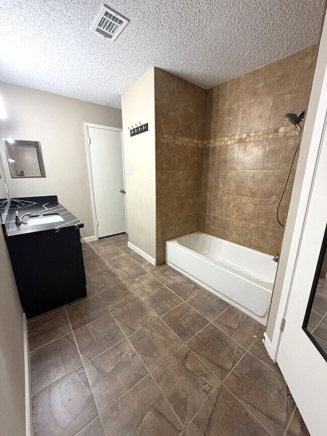 Building Photo - 15934 Blueridge Rd