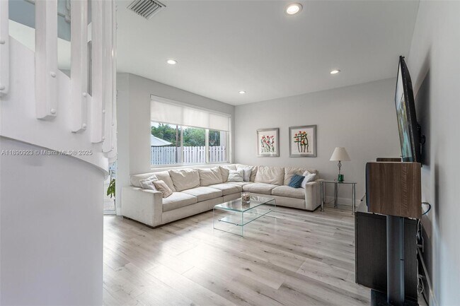 Building Photo - 925 Briar Ridge Rd