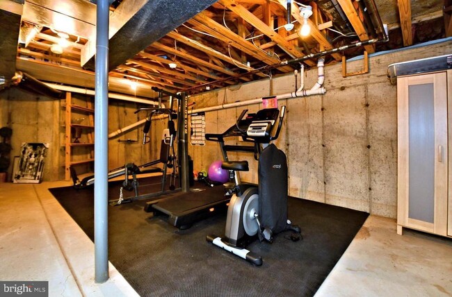 Building Photo - 518 Country Club Dr