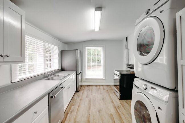 Building Photo - 505 Cherokee Rd