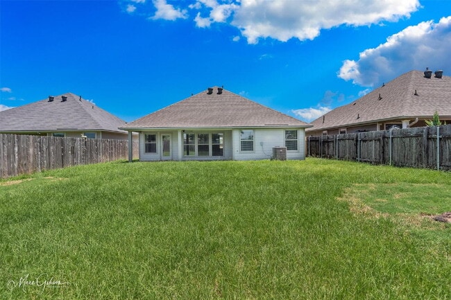 Building Photo - "Charming 3-Bedroom Retreat with 2 Full Ba...