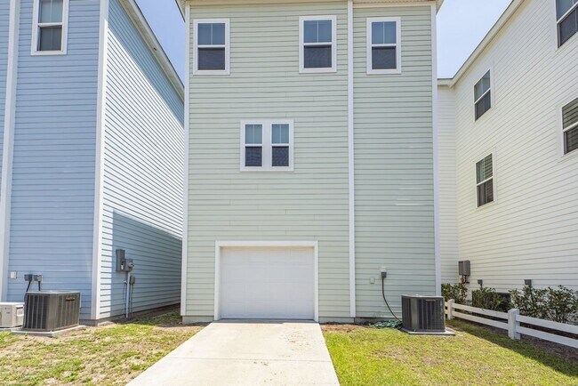 Building Photo - 3 Bedroom 2.5 Bath Single Family Home in Mixson