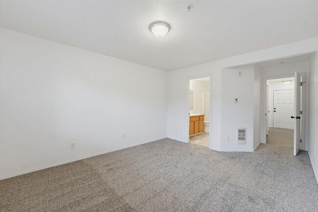 Building Photo - Spacious Puyallup Townhouse | 3-Bed Home with Main-Floor Primary Suite & Stainless Steel Appliances!