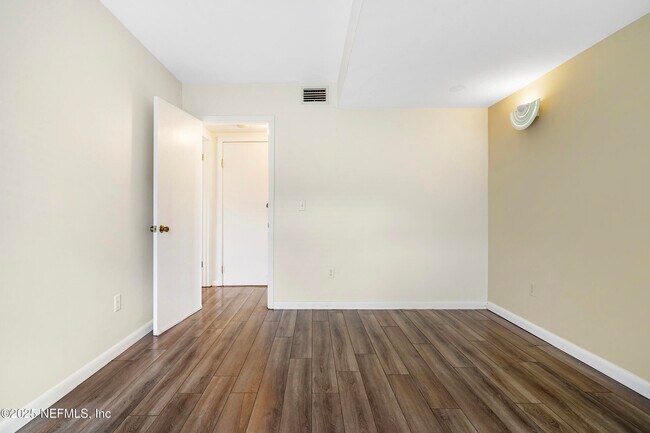 Building Photo - 17 Clinton Ct S