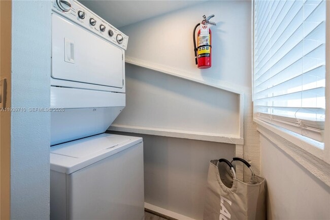 Building Photo - 1501 NE 24th St