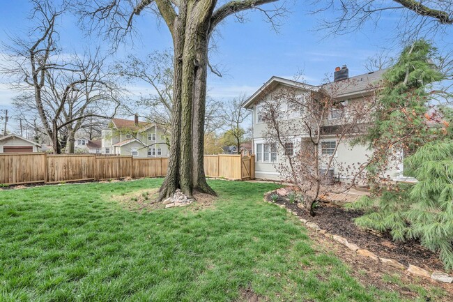 Building Photo - Gorgeous East Crestwood Home
