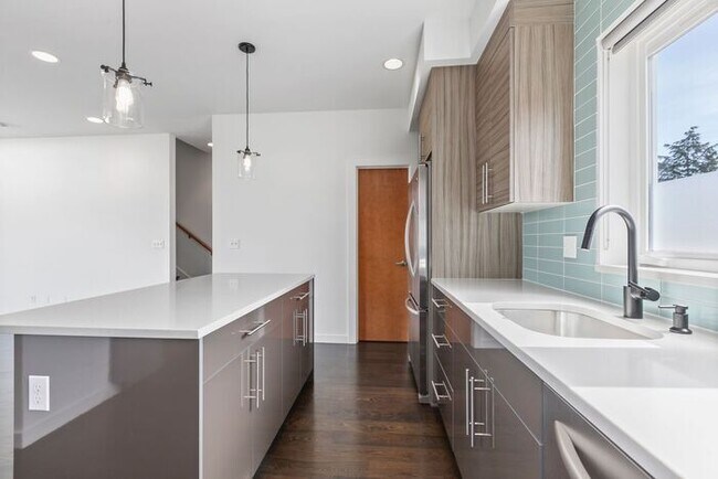 Building Photo - Stunning Modern Air-Conditioned in Coveted...