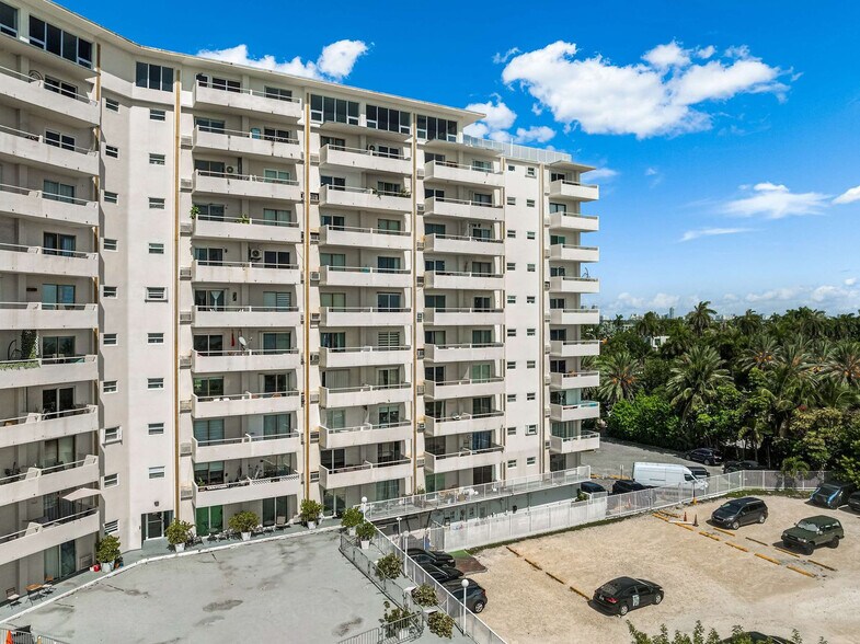 Building Photo - 7904 West Dr