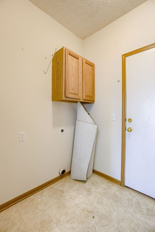 Building Photo - Spacious 3 Bedroom Gem In Southwest Omaha!!