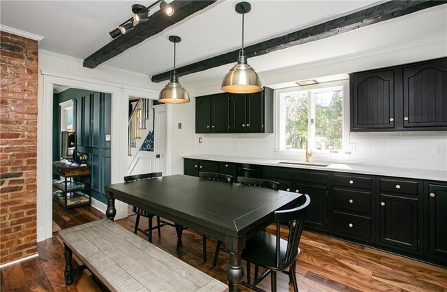 Building Photo - 5 Cherry St