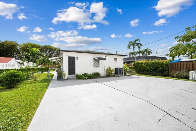 Building Photo - 1711 Funston St