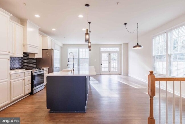 Building Photo - 9733 Braidwood Ter