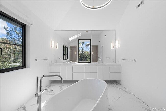 Building Photo - 15 Atterbury Rd