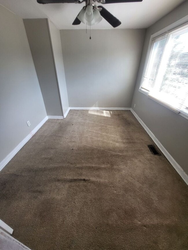 Building Photo - Row home for 1361/month!