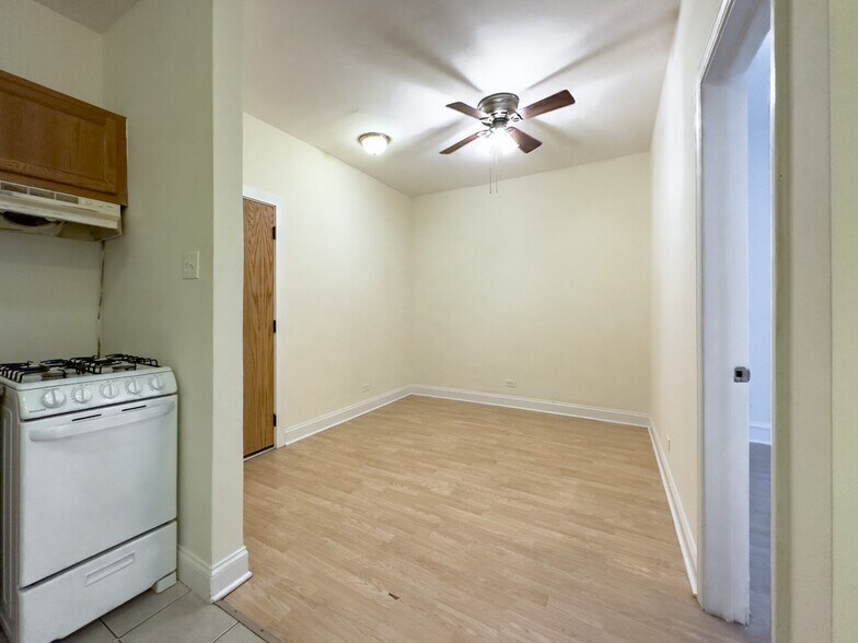 Building Photo - 4856 N Damen Ave