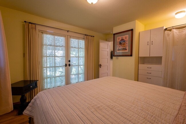 Building Photo - 550 square foot Fully Furnished short term...