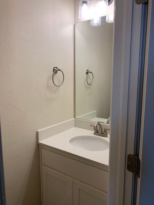 Building Photo - 3 bed, 2.5 bath home in the Enclave