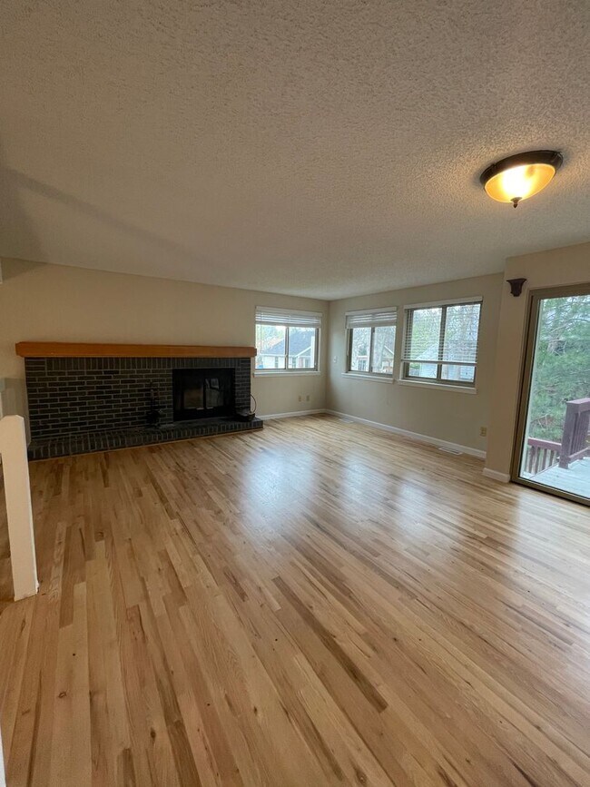 Building Photo - Sun-Filled 3-Bed, 2.5-Bath home with Deck ...