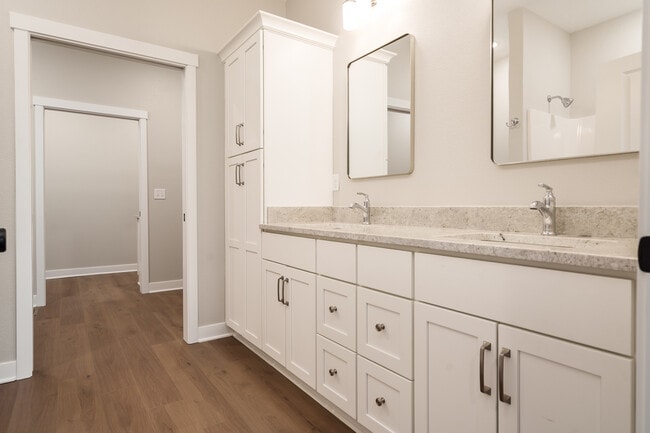 Building Photo - 5731 Willow Creek Ln