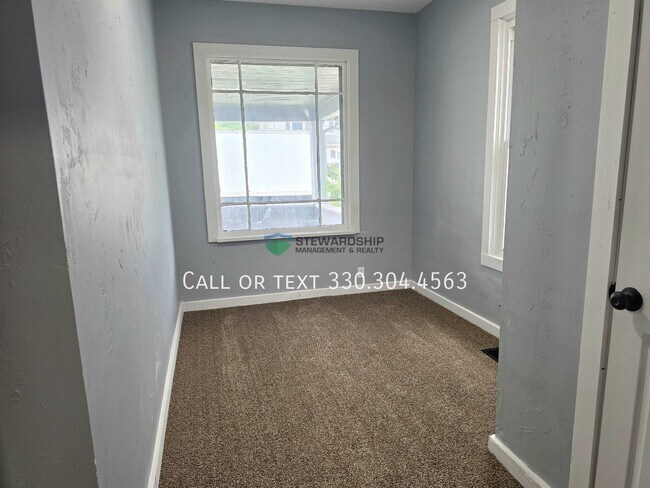 Building Photo - 885 Wales Rd NE