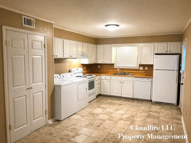 Building Photo - 207 James Cir