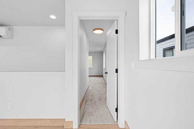 Building Photo - 865 9th St W