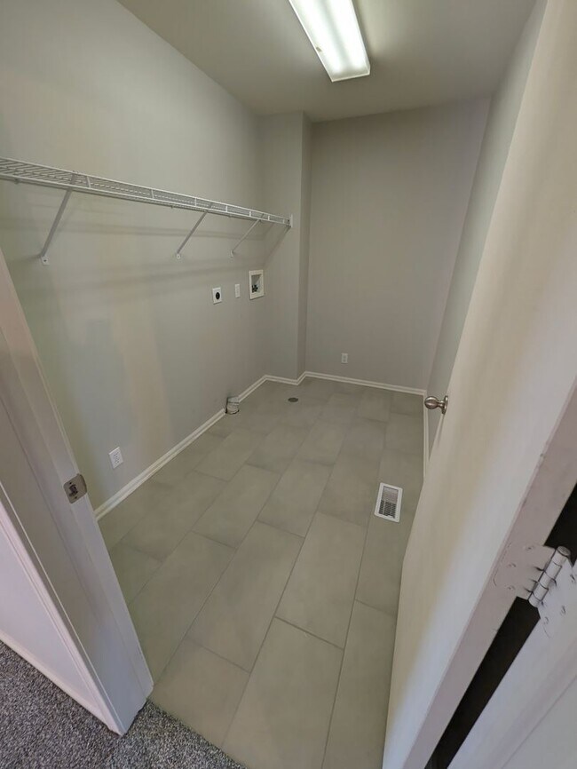 Building Photo - 908 S Mineral Dr