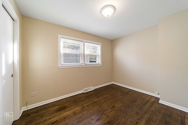 Building Photo - Located in Chicago’s desirable Mount Greenwood neighborhood