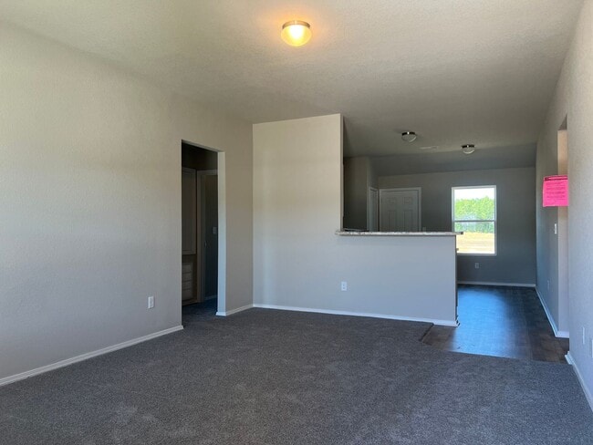 Building Photo - 1240 Tsar Rd
