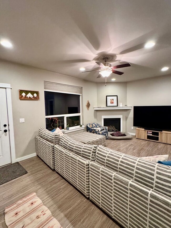 Building Photo - Chic & Comfortable 3-Bed Home in Bozeman’s King Arthur Park