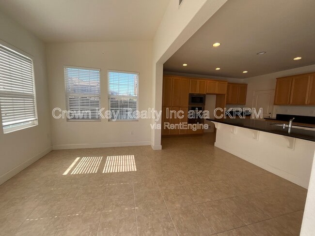 Building Photo - 546 W Campania Way