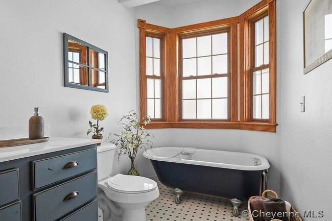 Building Photo - Charming Three Bedroom Home!