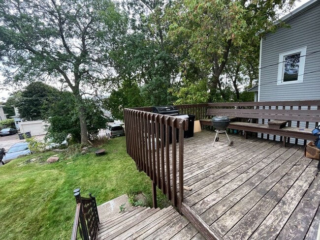 Building Photo - Duluth MN - 4 Bed - 1 Bath - Single Family...