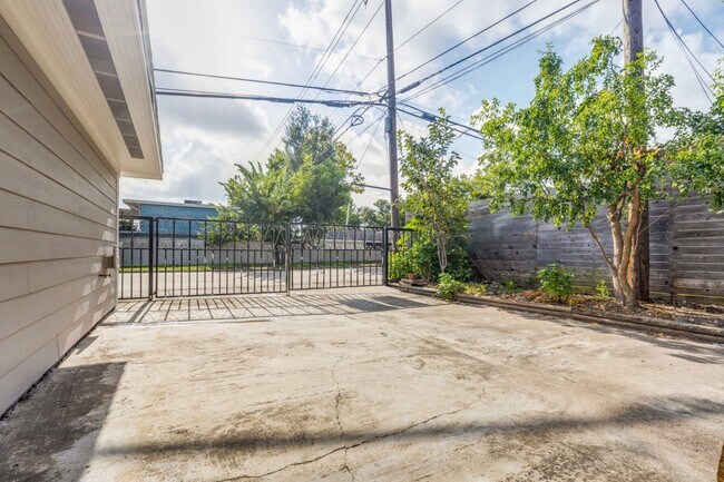 Building Photo - 6903 Alderney Dr
