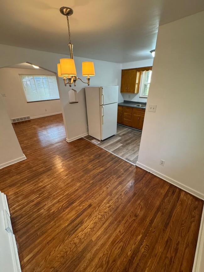 Building Photo - Updated 2-Bedroom 1-Bath Ranch House, GORG...