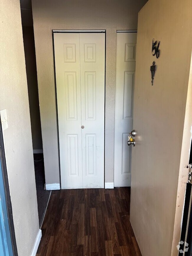 Building Photo - Spacious 1,226 SF Unit - 2 bd / 2 ba near ...